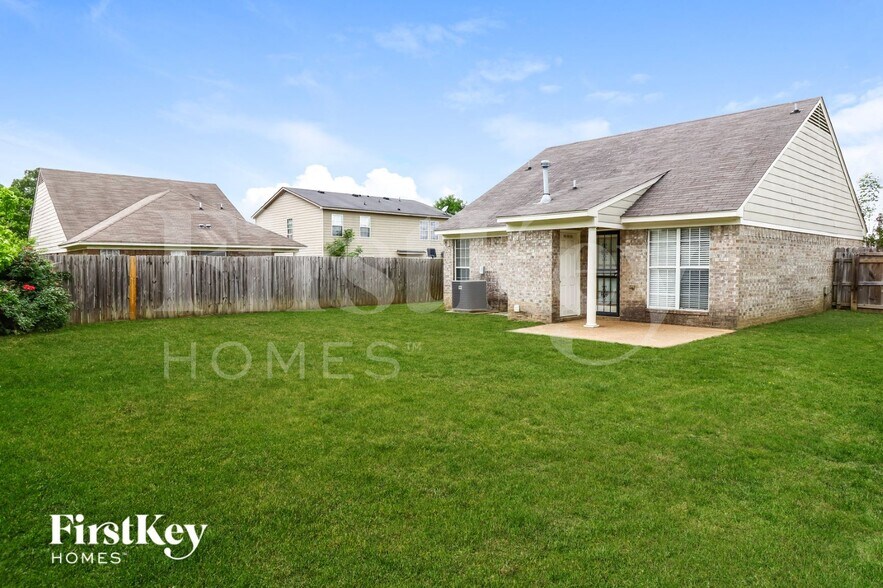 Building Photo - 10219 Cottage Oaks Cove