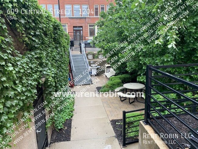 Building Photo - 609 Central St