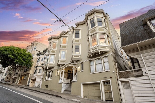 Building Photo - Gorgeous 4BR/2.5BA Nob Hill Home with Shar...