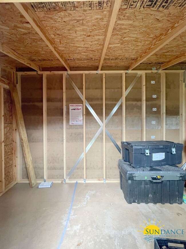 Building Photo - Beautiful 3 Bedroom Townhouse Close to Bot...