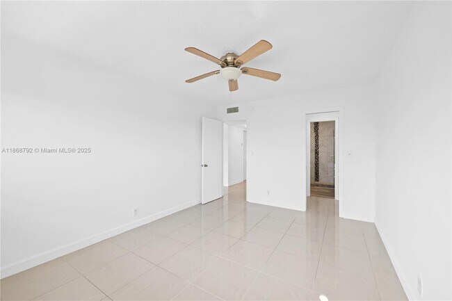 Building Photo - 1400 NE 169th St