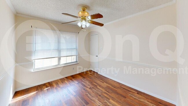 Building Photo - 1517 Yorkshire Dr