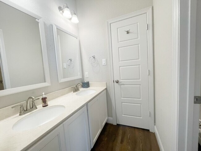 Building Photo - This stunning, 4BED/2BATH, well maintained...