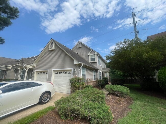 Building Photo - VERY NICE END UNIT TOWNHOME