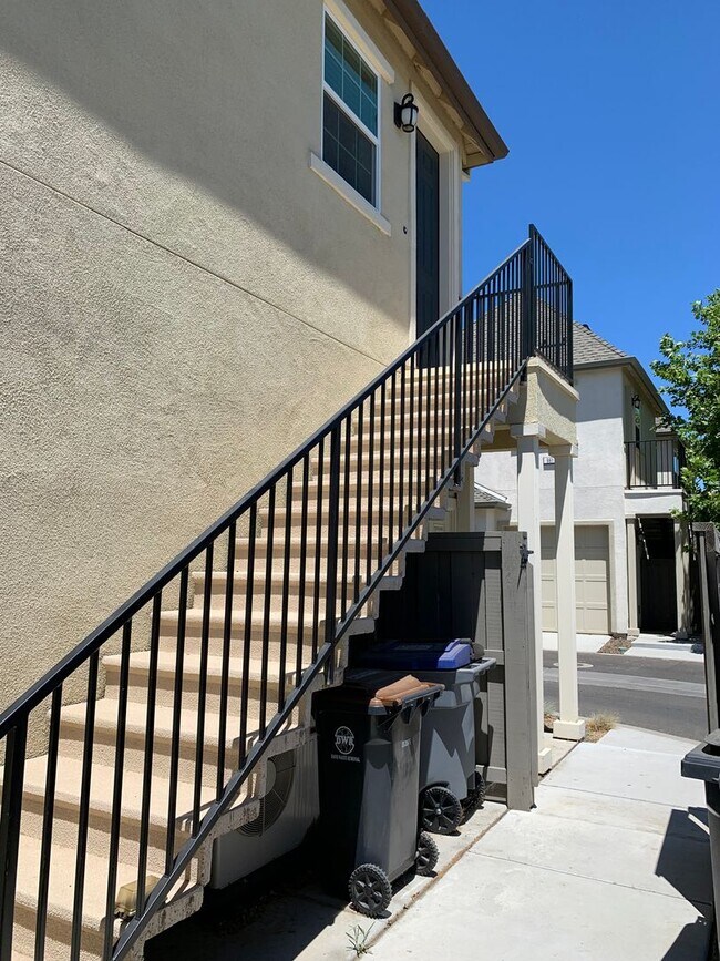 Building Photo - Nice 1 Bed 1 Bath upstairs apartment in the Cannery Neighborhood