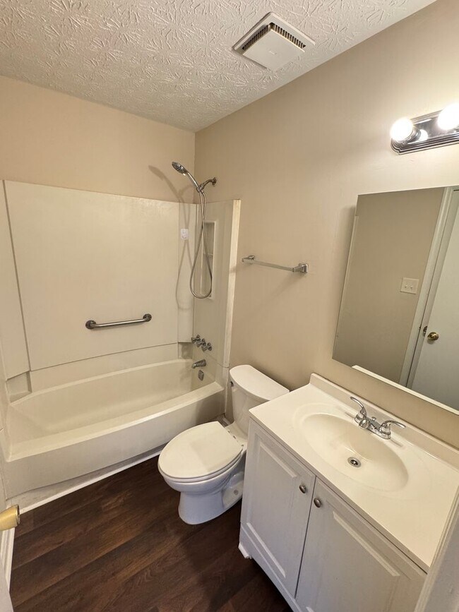 Building Photo - Stone Mountain 4 bed 2 bath Home with Fenced Backyard.