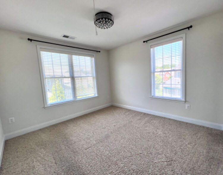 Building Photo - 1402 St Francis Cir