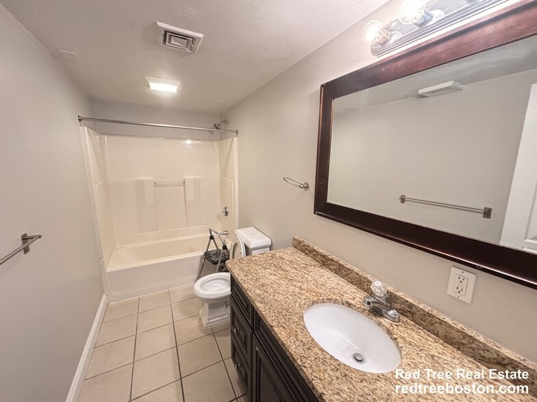 Building Photo - 10 Strathmore Rd