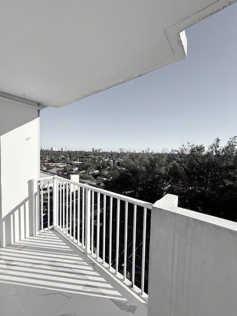 Building Photo - 1005E