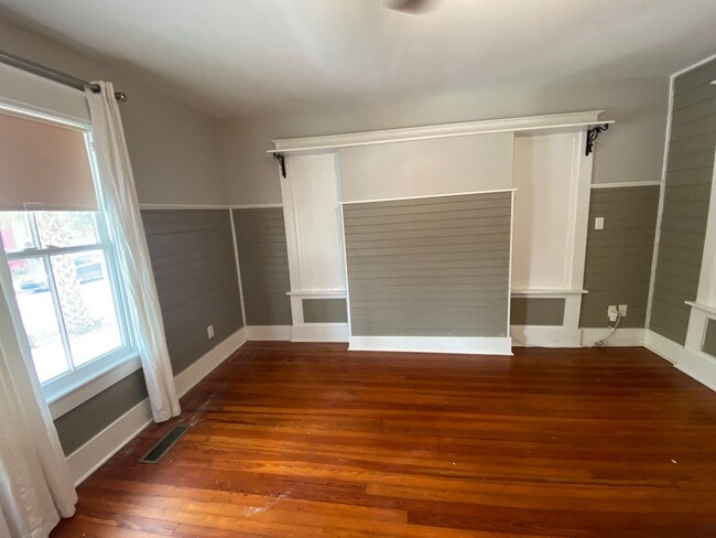 Building Photo - Stunning 3 bedroom/2bath Victorian home