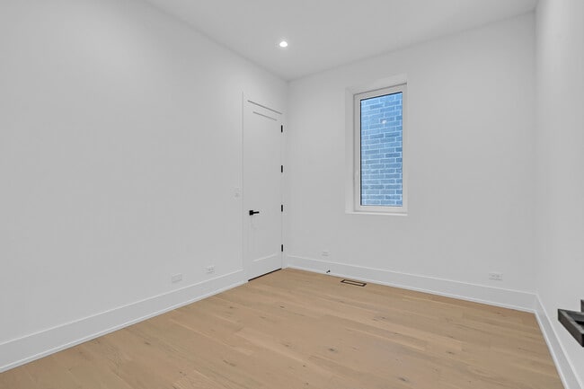 Building Photo - 505 W Elm St
