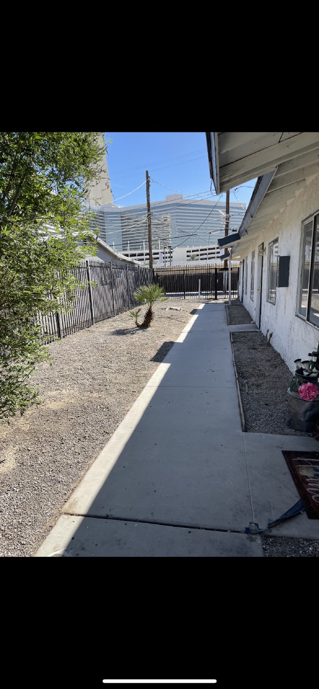 Building Photo - Single story 1 bedroom 1 bath condo availa...