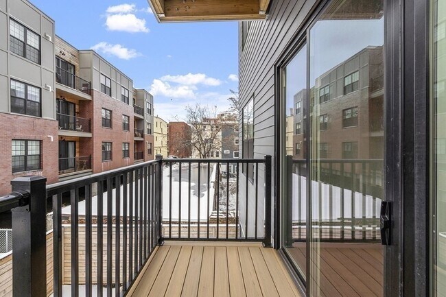Building Photo - 205 Maverick St