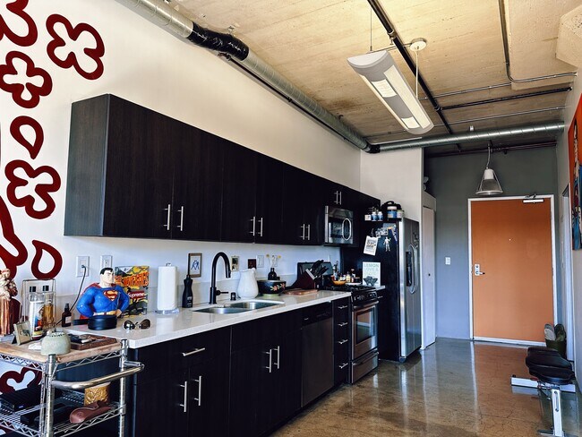 Building Photo - 825 E 4th St