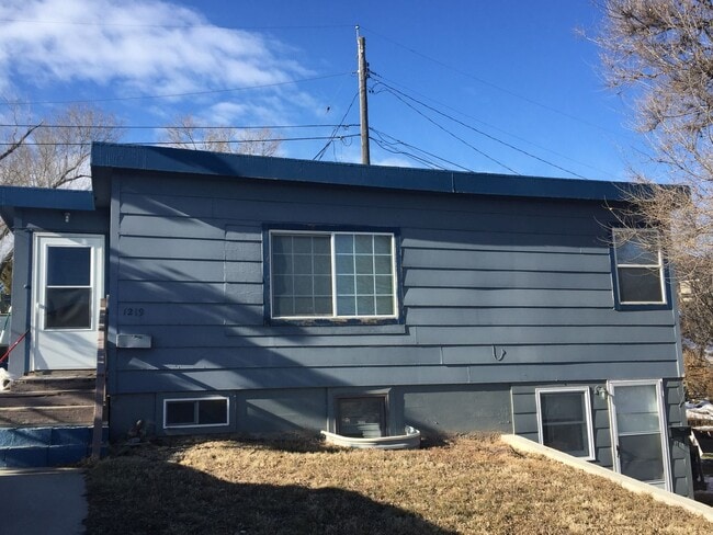 Building Photo - $1000 - 2 Bedroom 1 Bath Duplex - Newly Re...