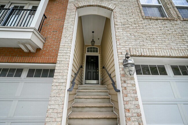 Building Photo - 16 Creekside Ct