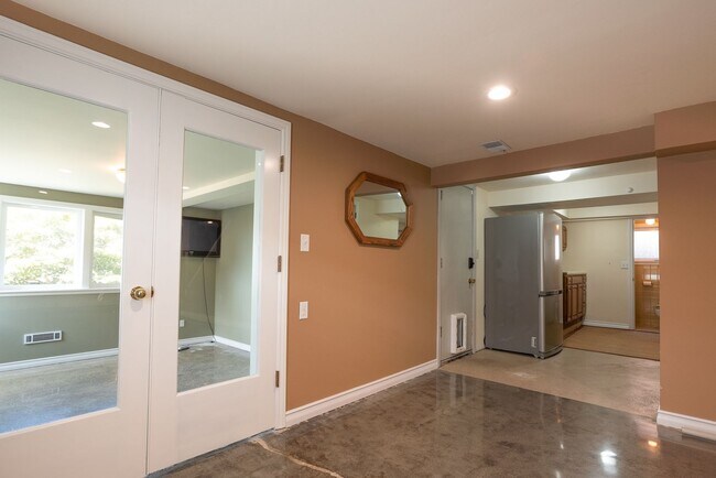 Building Photo - Stunning North Beach 4 bedroom, 3.5 bath with breathtaking view.