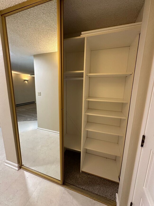 Building Photo - 2 bedroom, 1 bath condo in Mountain View