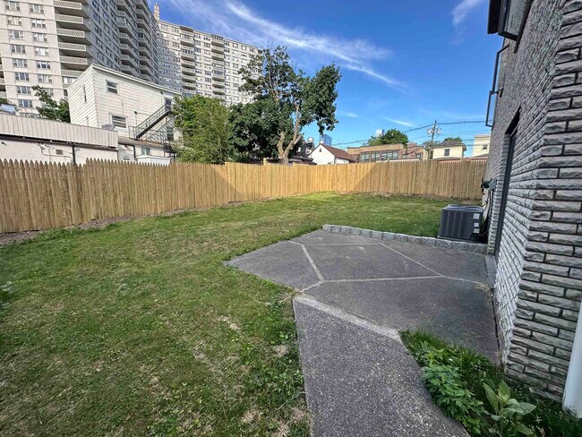 Building Photo - 407 Jane St