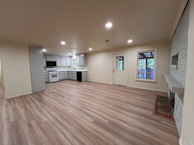 Building Photo - 509 Davis Dr