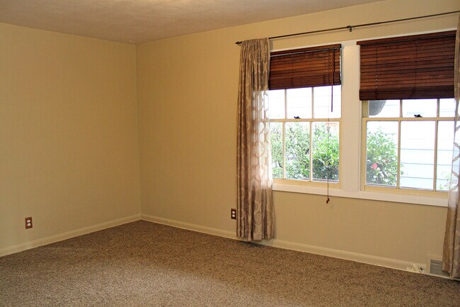 Building Photo - 5112-5116 NE 32nd Ave