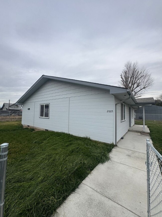 Building Photo - 2005 Ledwich Ave