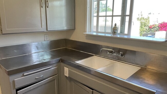 Building Photo - 2477 Silver Lake Blvd