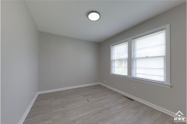 Building Photo - 209 S Custer Ave