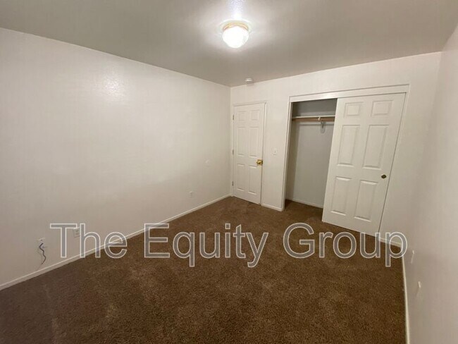 Building Photo - 3848 E Oak Ave