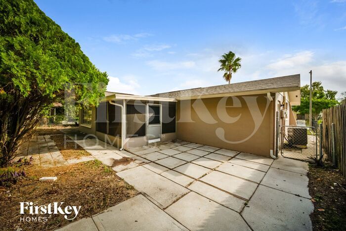 Building Photo - 8215 Winthrop Dr
