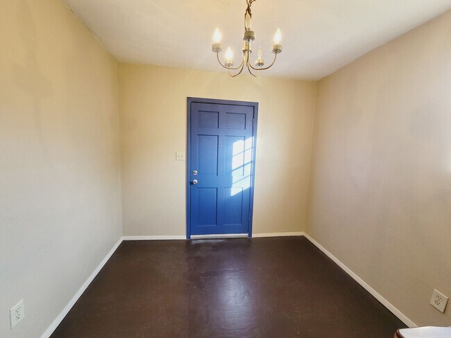 Building Photo - SPACIOUS 2/2 w/ Wood Floors, Washer/Dryer, Office, & Carport! Walk to Midtown Night Life! Availab...