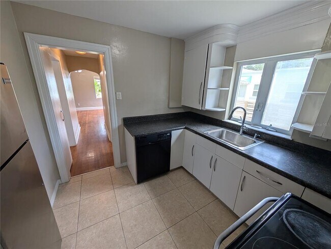 Building Photo - 520 11th Ave N