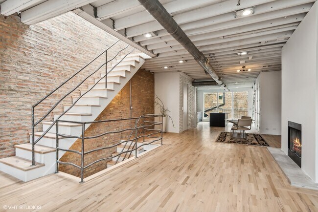 Building Photo - 2156 W Hubbard St