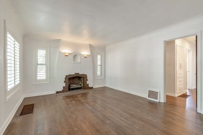 Building Photo - AVAILABLE NOW - Charming Sugar House Bungalow