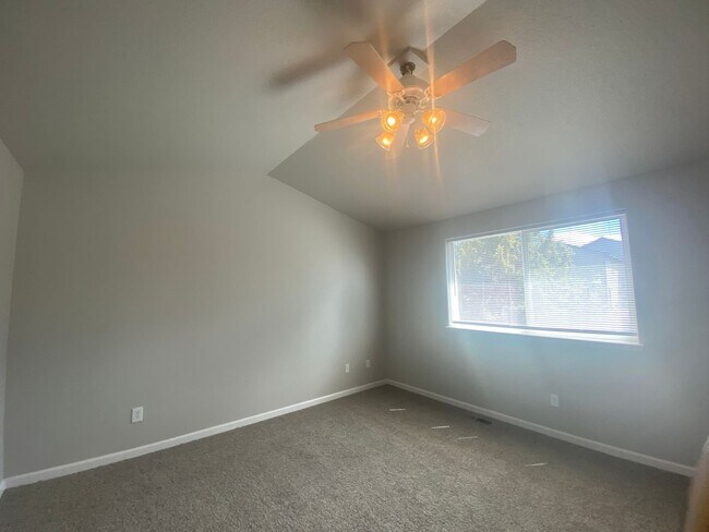 Building Photo - Reindeer Ave. Duplex