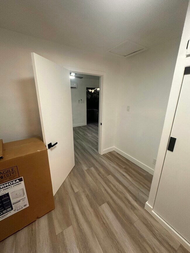 Building Photo - 934 1/2 Simmons Avenue, Unit 936