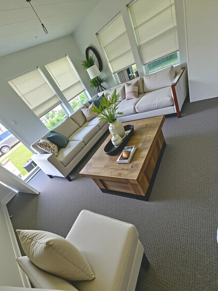 Building Photo - 713 W Sam Rayburn Dr