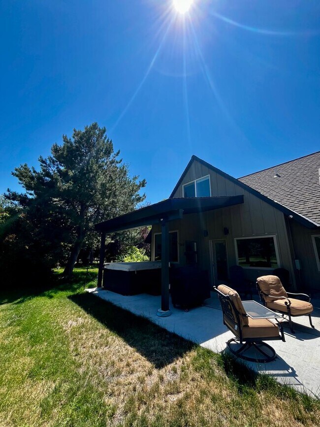 Building Photo - Executive Rental on Riverside Country Club...