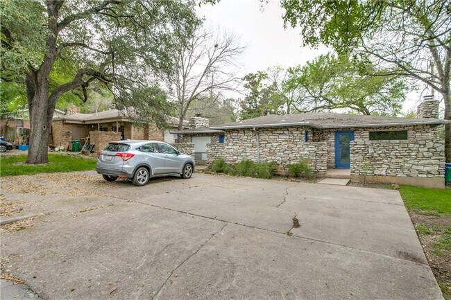 Building Photo - 2313 La Casa Dr