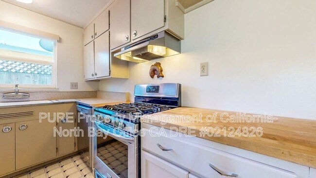 Building Photo - 652 Corlano Ave