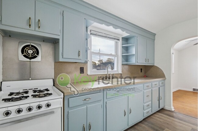 Building Photo - Spacious 1-Bedroom Apartment with Bonus Li...