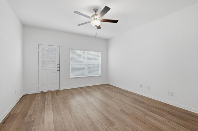 Building Photo - Clean & Modern Townhome with No Carpet and Lawn Service Included