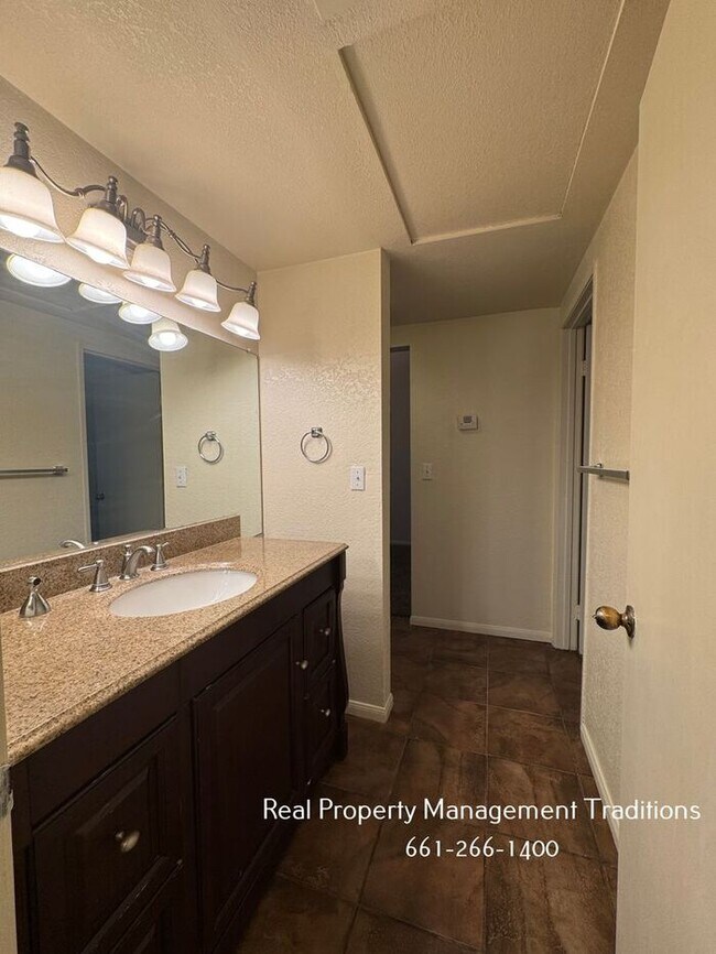 Building Photo - Willow Creek 2 bed, 1 bath condo!