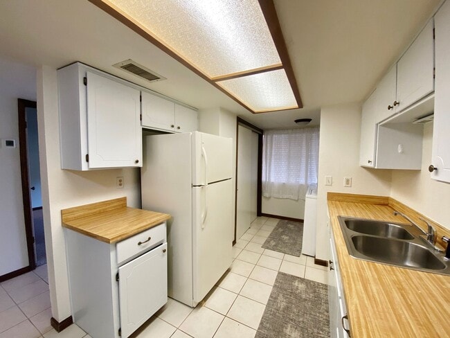 Building Photo - TOWNHOME - VILLAGE OF OAK CREEK