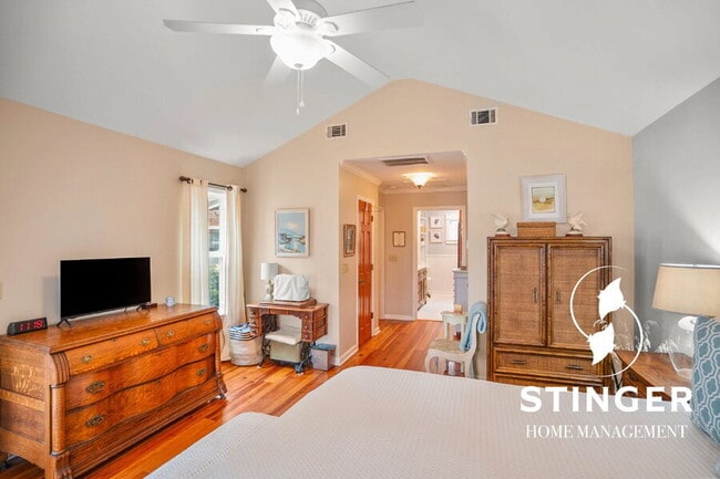 Building Photo - 1808 Lenora Dr