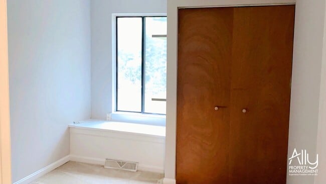 Building Photo - 583 Southampton Ct