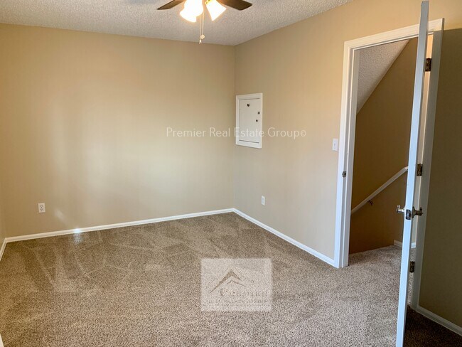Building Photo - 1122 Delaware Dr