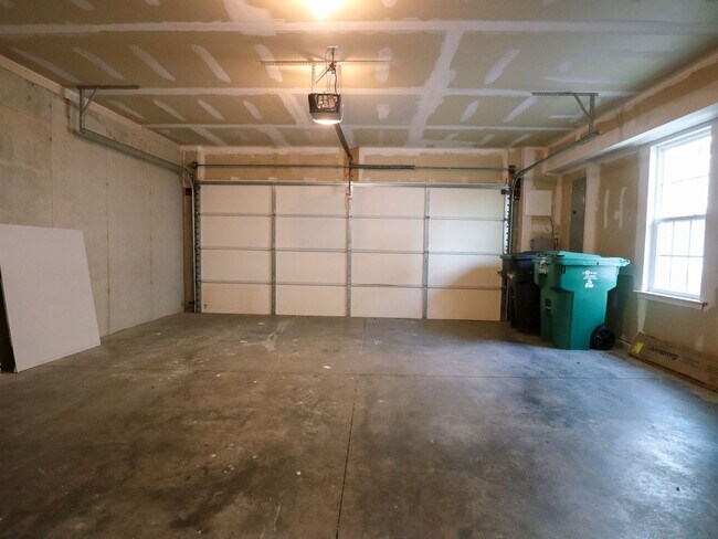 Building Photo - 4BR Corner Townhome in West Broad Village