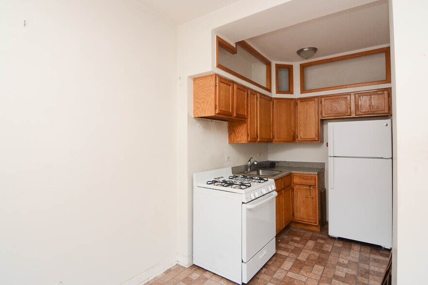 Building Photo - 2249 W Wilson Ave