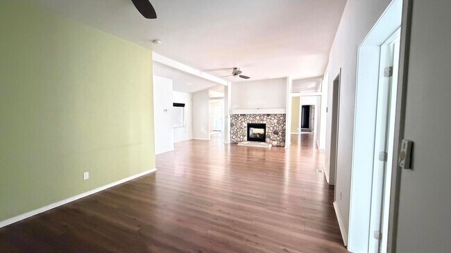 Building Photo - 25001 Rim Rock Rd